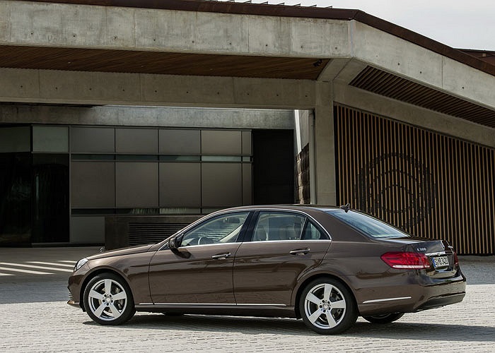 Trong tổng thể ngoại thất E-Class đời mới, mũi xe được chăm chút thay đổi nhất.