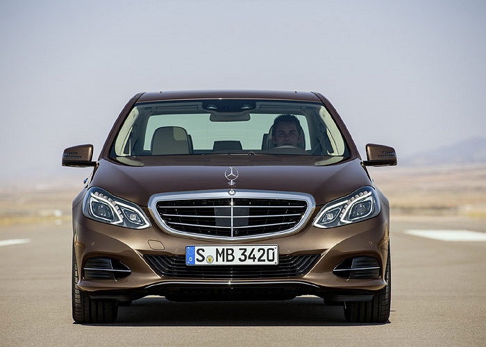 Xe mang “cửa sổ tâm hồn” hoàn toàn mới. Thay vì tách đôi thành 2 cụm mỗi bên, đèn pha được thiết kế liền mạch với nhau tạo sự mềm mại.