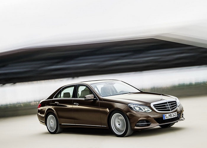 Đèn LED tích hợp một phần trên đèn pha hoặc tùy chọn tích hợp hoàn toàn.