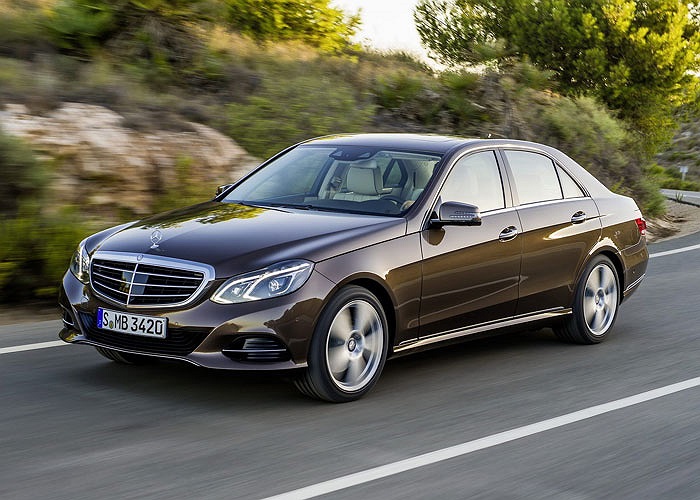 Lưới tản nhiệt có 2 kiểu: kiểu truyền thống hình dạng ba thanh ngang cùng biểu tượng ngôi sao 3 cánh gắn trên nắp ca-pô và kiểu đậm tính thể thao dạng 2 thang ngang với biểu tượng ngôi sao 3 cánh gắn giữa lưới tản nhiệt.