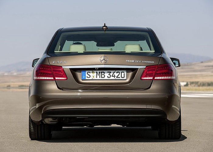 Cụm đèn hậu vẫn giữ nguyên thiết kế cũ nhưng được tích hợp đèn LED.