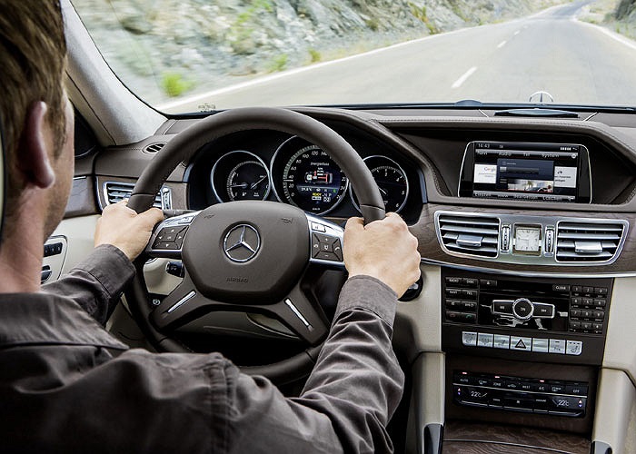 Nội thất nâng cấp nhẹ với bảng trung tâm điều khiển tái thiết kế, cụm đồng hồ thay đổi, các chi tiết ốp gỗ và trang trí bằng nhôm mới.