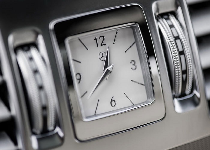 Đồng hồ thiết kế lịch lãm.