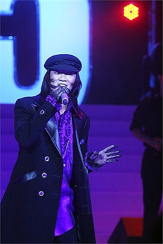 Và thể hiện một ca khúc quen thuộc của nữ diva này là Giọt nắng bên thềm
