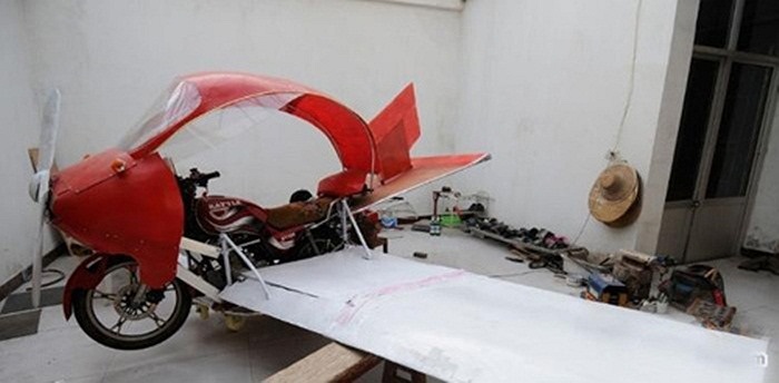 Anh Zhang Xuelin, một nông dân tại tỉnh Tế Nam (Trung Quốc), đã tự mình sáng chế ra một chiếc mô tô bay. Mặc dù chiếc 'xe bay' đặc biệt này còn hết sức thô sơ, nhưng nó cũng đã thể hiện khả năng sáng tạo của anh chàng nông dân Trung Quốc. 