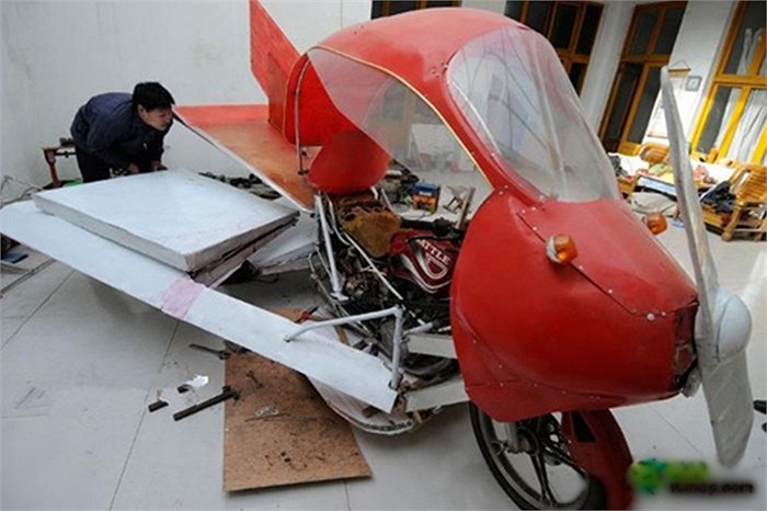 Được chế tạo từ gỗ dán, nhựa PVC và thân một chiếc xe máy, nên chiếc 'xe bay' trông khá thô sơ. Công đoạn lắp cánh