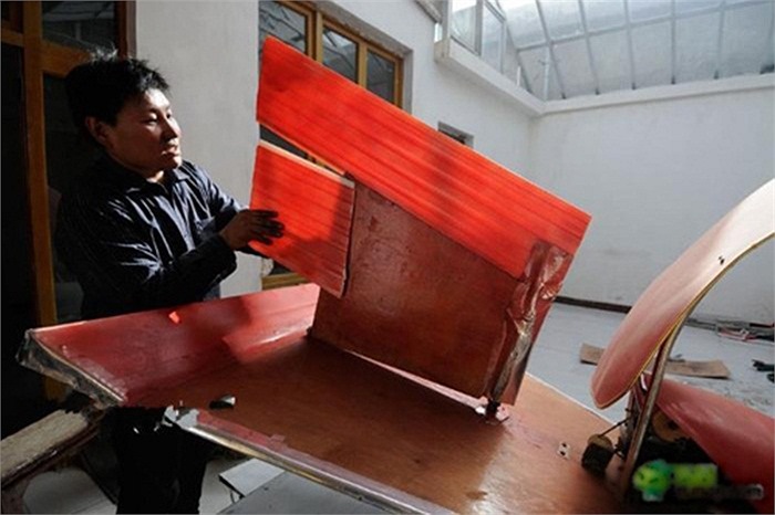 Thân xe được sơn màu đỏ tươi, trong khi phần đầu xe là một cánh quạt khá lớn được sơn màu xám.