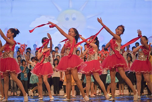 Ấn tượng nhất trong đêm diễn phải kể đến những dàn đồng ca quy mô từ 300 - 500 học sinh, được dàn dựng công phu. Các em còn lần lượt trổ tài hát dân ca acappella, khiêu vũ, trình diễn thời trang, hip hop, dance sport… 
