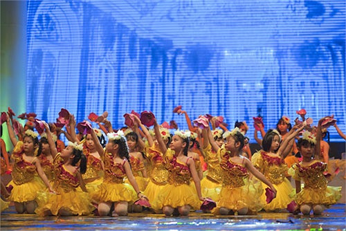 Em Nguyễn Khánh Linh lớp 5A7 và Trần Trang Linh lớp 3A5 thổn thức trong loạt câu hỏi trong bài hát Earth Song