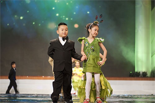 Anh Trần Quốc Tuấn, đạo diễn chương trình cũng là một phụ huynh của trường cho rằng, cùng một lúc huy động hơn 2000 học sinh trình diễn năng khiếu là vấn đề không dễ nếu các em không có mơ ước, lòng say mê và tinh thần đoàn kết