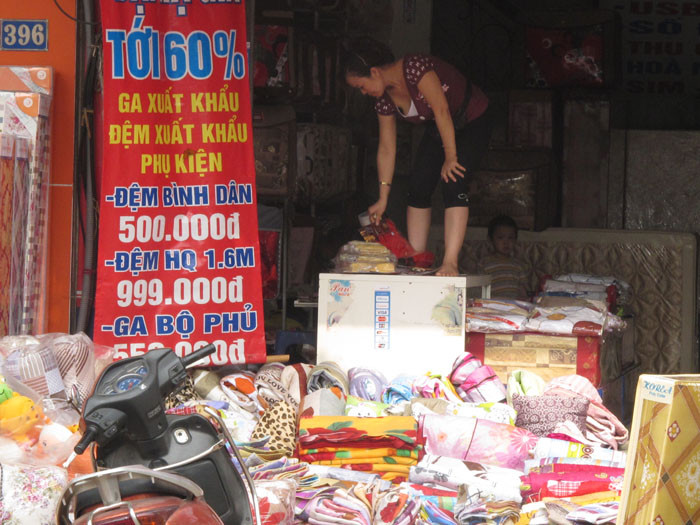 Người Hà Nội chen chân mua thiết bị sưởi ấm