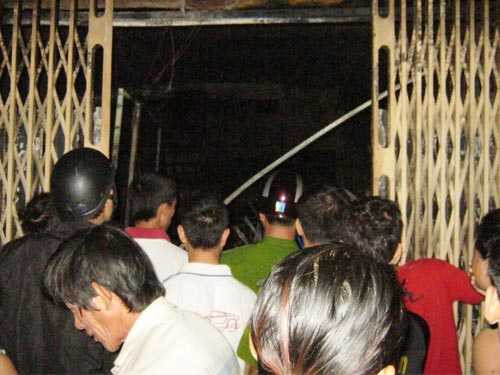 Nhà khóa cửa bùng cháy, 2 cụ già kêu la thảm thiết