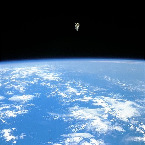 Phi hành gia Bruce McCandless bồng bềnh ngoài khoảng không vũ trụ với thiết bị bay có điều khiển của mình