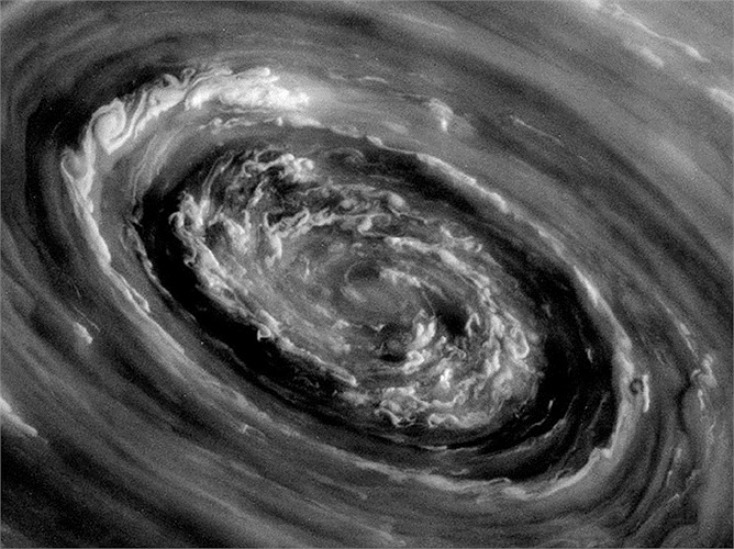 Tàu thăm dò không gian Cassini của NASA chụp lại được một cơn bão khổng lồ trên bề mặt sao Thổ