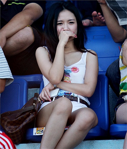 Tháng 5/2012, khán đài sân Hàng Đẫy xuất hiện một cô gái xinh tươi ngồi khán đài xem trận đấu giữa V.Ninh Bình và CLB BĐ Hà Nội.