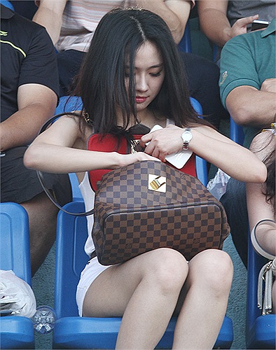 Và cô gái này nhanh chóng được xác định là bạn gái mới của Như Thành. Bấy giờ, Như Thành còn đang gặp chấn thương, không thể thi đấu.