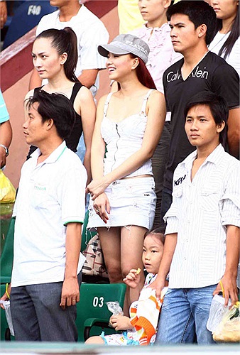 Lúc đó không mấy ai biết, Ngọc Diệp tới sân để cổ vũ cho Như Thành. Trong ảnh Ngọc Diệp đứng cạnh hậu vệ Quang Thanh (áo đen).