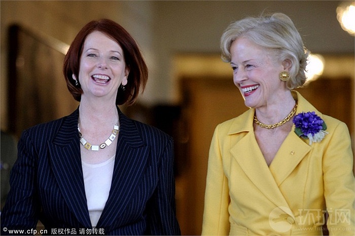 Nữ Thủ tướng Julia Gillard đầu tiên của Australia (trái)và nữ Thống đốc đầu tiên của Australia nhậm chức ngày 24/6/2010