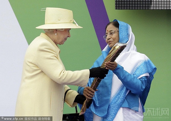 Bà Pratibha Pati, nữ tổng thống đầu tiên của Ấn Độ nhâm chức năm 2007 (phải)