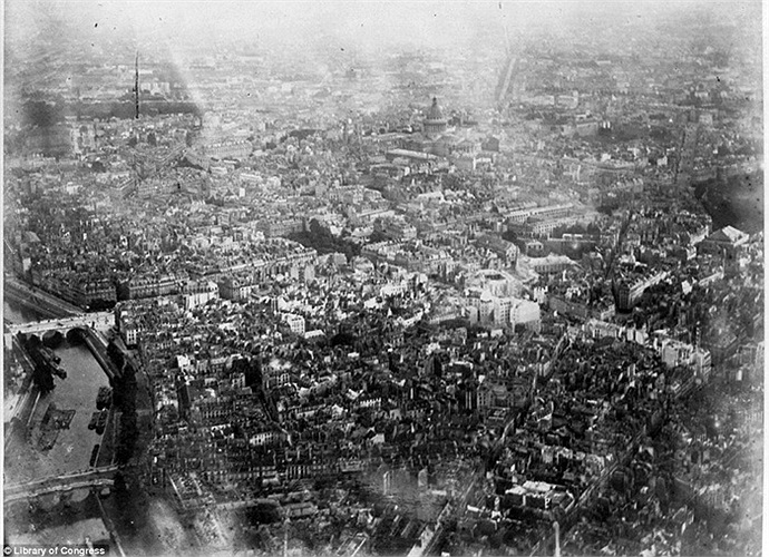 Paris nhìn từ trên cao với những tòa nhà san sát nhau