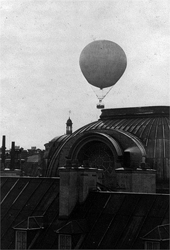 Cảm giác khi nhìn thấy khí cầu thời đó giống như hiện nay chúng ta nhìn thấy đĩa bay trên bầu trời