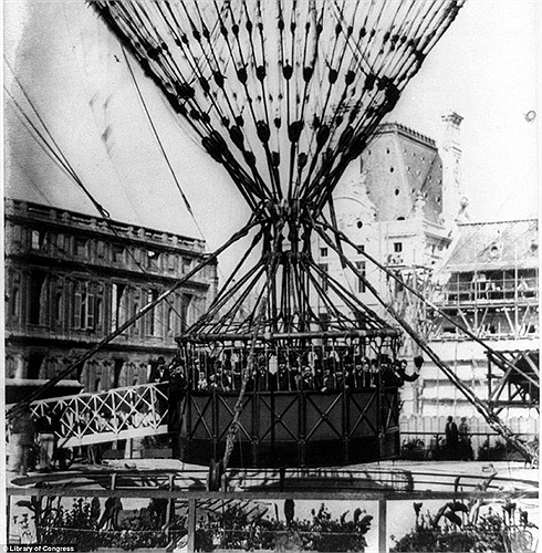 Hành khách hứng thú với cảm giác được đặt chân lên cỗ máy biết bay