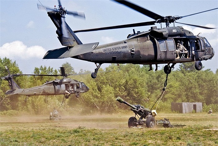 Trực thăng UH-60 Black kéo một khẩu pháo 105mm tại Latham, New York