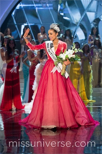 Song, khi nhìn lại 60 hoa hậu đã đăng quang, có người còn thấp hơn cả Olivia.