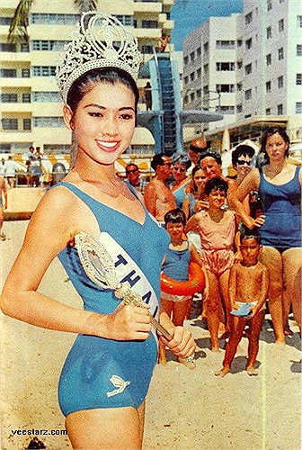 Apasra Hongsakula sinh ngày 16/1/1947 tại Bangkok, Thái Lan, được gia đình cho học trường nữ sinh ở Malaysia.