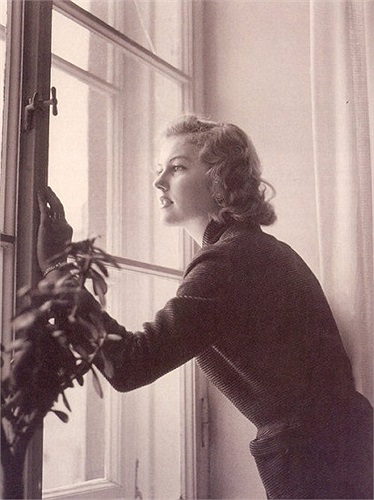 Nhỉnh hơn Hoa hậu Thái Lan Apasra Hongsakula một chút là Hoa hậu Hoàn Vũ Armi Kuusela (Phần Lan)