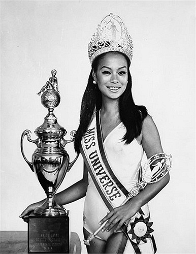 Cùng chiều cao 1,65m là Hoa hậu Hoàn vũ 1969 người Philippines Gloria Maria Diaz.