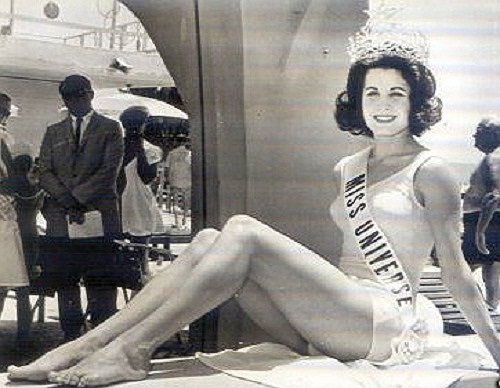 Norma Nolan sinh năm 1938, mang trong mình hai dòng máu Ailen và Italia nhưng sinh ra và lớn lên tại Argentina. 