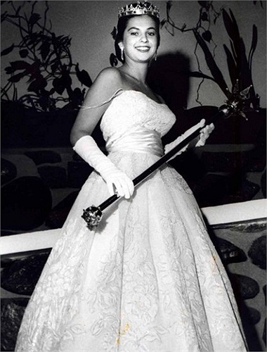 Khi tham gia Hoa hậu Colombia 1957, Luz chỉ đoạt ngôi Á hậu 1, song do Hoa hậu lúc đó là Doris Gil Santamaria bị phát hiện đã lập gia đình và bị tước vương miện.