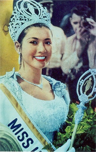 Trong đêm chung kết Miss Universe 1965 diễn ra tối 24/7 tại bãi biển Miami, cái tên Apasra Hongsakula được xướng lên khiến người người ngỡ ngàng.