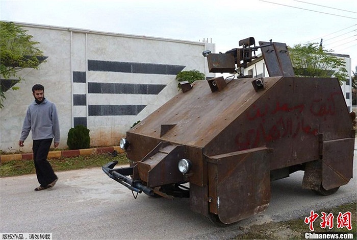 Ngày 9/12, phe đối lập ở Aleppo, Syria tự chế xe bọc thép làm từ sắt phế thải và ô tô