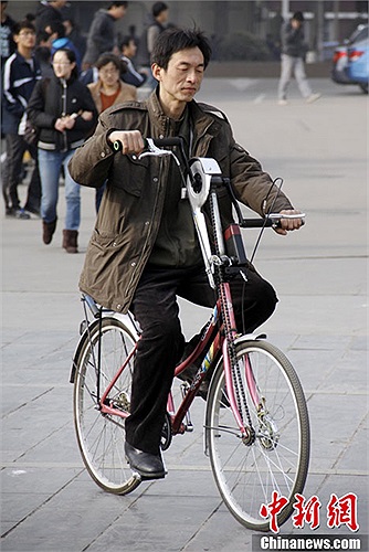 Ngày 18/3, người dân thử đi chiếc xe đạp 'sport' tự chế ở thành phố Thái Nguyên, tỉnh Sơn Tây, Trung Quốc