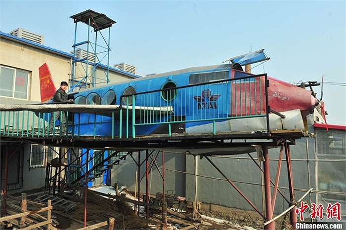 Ngày 28/2, một nông dân Trung Quốc tự chế máy bay dài 5m, rộng 4m, nặng 10 tấn với tổng chi phí hơn 40.000 nhân dân tệ