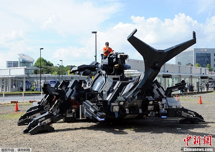 Ngày 26/8, kiến trúc sư Nhật Hitoshi Takahashi cho ra mắt phát minh robot 6 chân khổng lồ dài 11m, nặng 17 tấn ở Tsukuba, Nhật Bản 