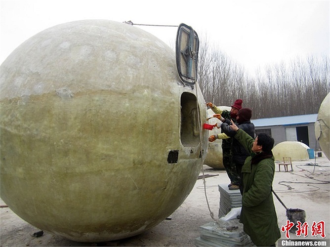 Người dân Trung Quốc chế tạo quả cầu bê tông để đối phó 'ngày tận thế', quả cầu này có thế chứa được tối đa 30 người
