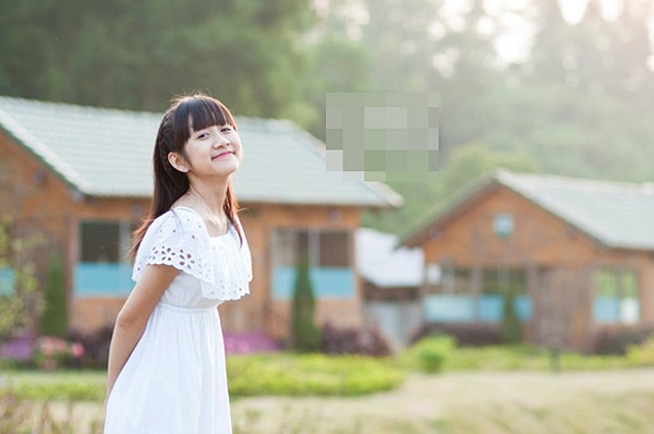 Mỹ Hạnh được thầy cô và bạn bè biết đến không chỉ bởi thành tích học tập khá cao trên lớp mà còn ở vẻ ngoài xinh xắn, dễ thương ở tuổi 17.