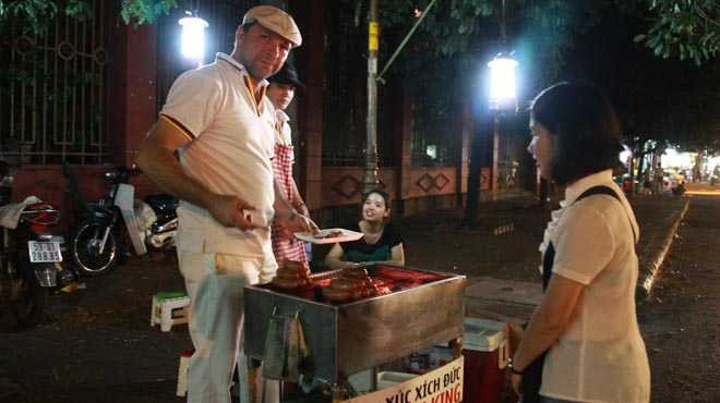 Ông Tây bán xúc xích trên vỉa hè Sài Gòn