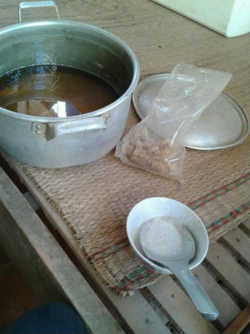 Phanh phui cách làm mật ong giả đầu độc người dùng