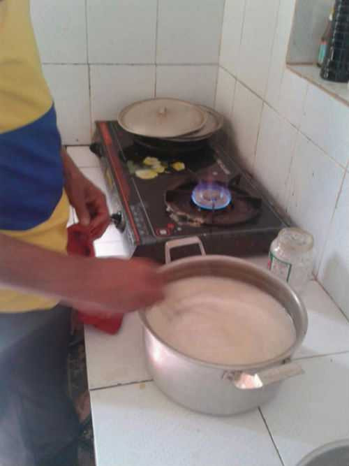 Phanh phui cách làm mật ong giả đầu độc người dùng