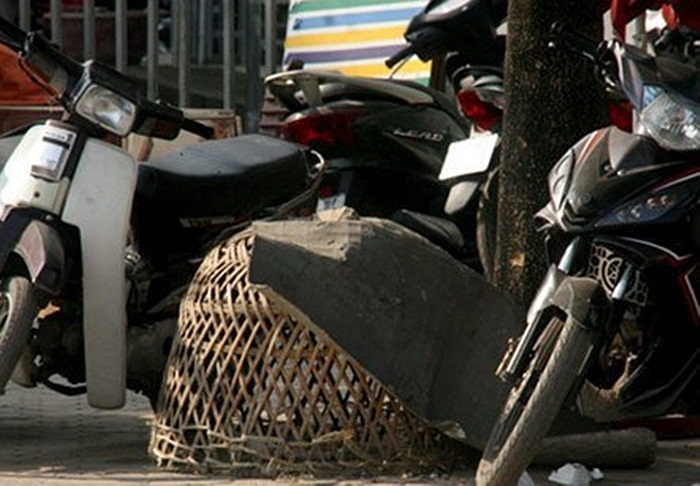 Trên vỉa hè nhiều tuyến phố của Hà Nội thỉnh thoảng xuất hiện những chiếc lồng nuôi gà. Nó biến những mặt phố vốn không lấy gì làm đẹp đẽ của Hà Nội trở nên nhếch nhác, bẩn thỉu. 