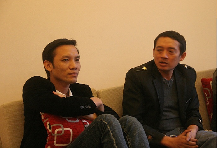 Anh Cao Văn Dương, giám đốc Công ty Hoa Dương, đơn vị sản xuất Xuân phát tài 3 bên cạnh diễn viên hài Chiến Thắng (phải).