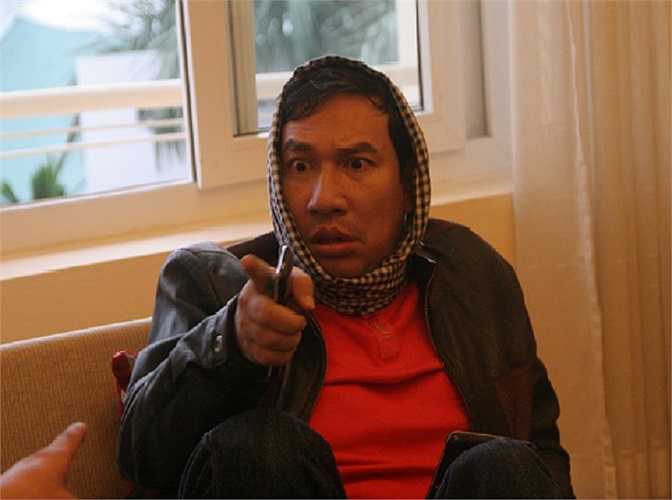 Quang Thắng trùm chiếc khăn như thế này suốt cả buổi tập, dù chiếc khăn... không có trong kịch bản. Nhìn bộ dạng nam diễn viên ngoài đời đã thấy không nhịn được cười!