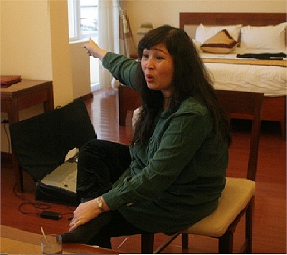 Các nghệ sĩ ăn mặc giản dị trong một buổi tập kết hợp găp gỡ vui vẻ của những người bạn.