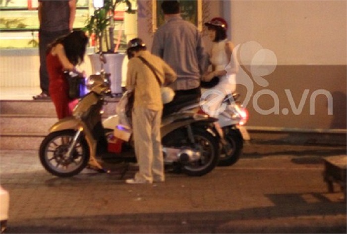 Tối qua (9/12), sau khi kết thúc chương trình The Voice, Phương Uyên đã dẫn 2 chị em Thiều Bảo Trang đi ăn tối tại một nhà hàng ở TP.HCM cùng một vài người bạn