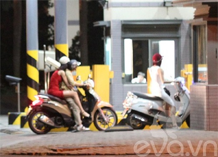 Cả ba cùng đi về nhà tại một khu chung cư cao cấp. Thiều Bảo Trang không ngần ngại ôm và vắt chân lên người Phương Uyên để đùa nghịch trước chỗ vào khu gửi xe của tòa nhà chung cư.