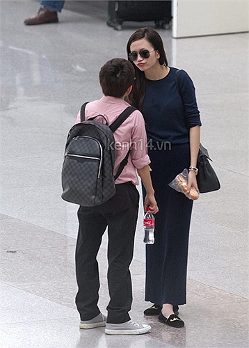 Trước đó cách đây một tuần, cặp đôi này cũng có những cử chỉ rất tình tứ ở sân bay.